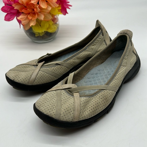 Clarks collection Tan Leather Slip On Ballet Style Loafers Size 10 MCL7301 - Picture 1 of 5